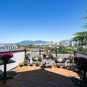  Apartment Stunning Skyline Views From A Cozy Canada